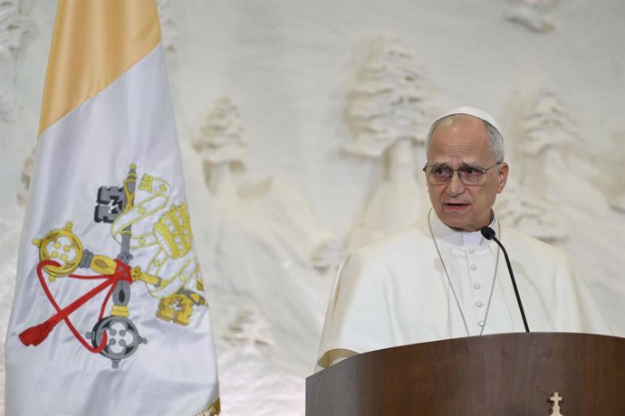 Archivo - 30 November 2025, Lebanon, Baabda: Pope Leo XIV signs the guest book speaks during a press conference with Lebanese President Joseph Aoun (not pictured) at the Baabda Presidential Palace. Photo: Vatican Media/IPA via ZUMA Press/dpa