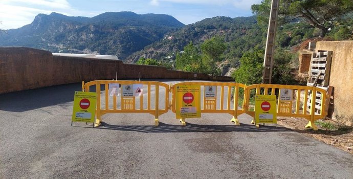 Cerrada por desprendimientos la carretera de Es Cubells a Cala Llentrisca en Sant Josep