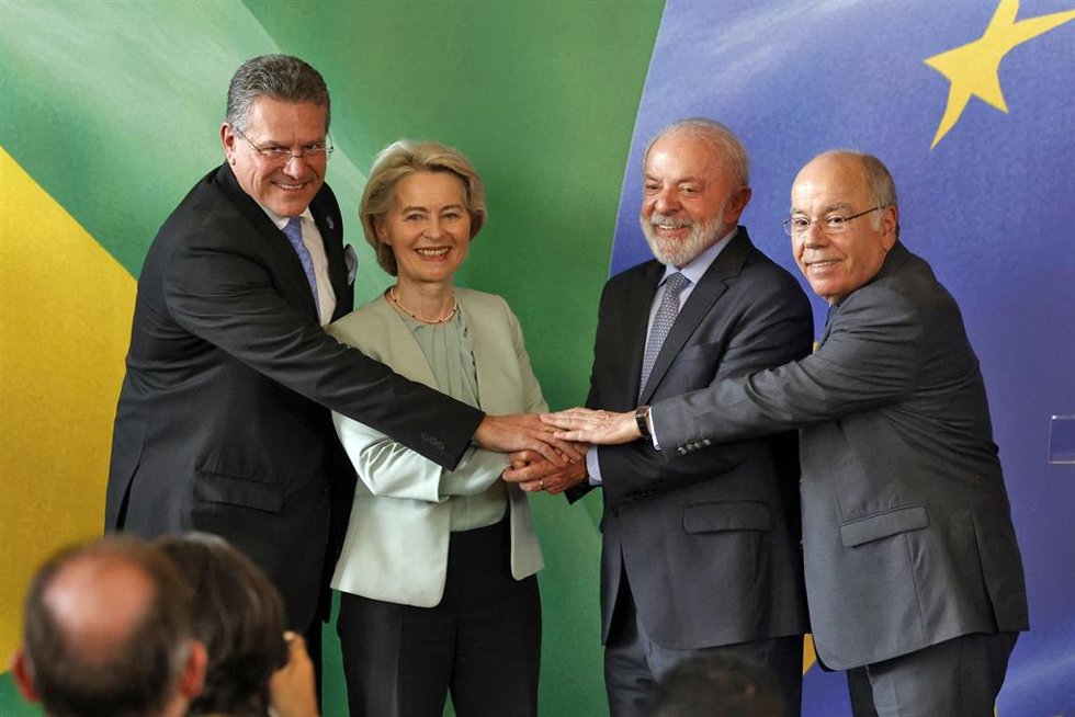 La presidenta de la Comisión Europea, Ursula von der Leyen, y el presidente de Brasil, Luiz Inacio Lula da Silva, celebran con negociadores la firma del acuerdo UE-Mercosur.