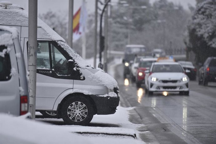 Archivo - Nieve sobre un furgón, a 10 de enero de 2024, en Jaca, Huesca, Aragón (España). 
