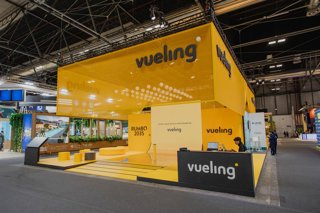 Imatge de l'estand de Vueling a Fitur