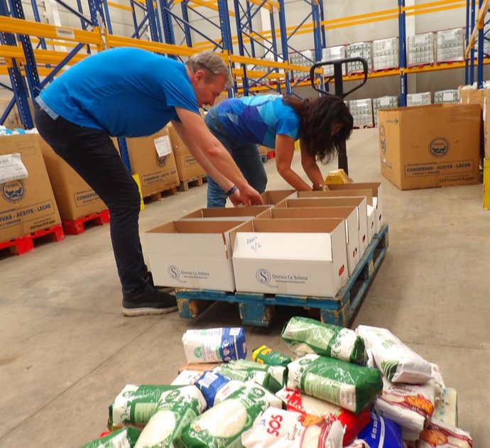 Archivo - Trabajos en el Banco de Alimentos Medina Azahara.