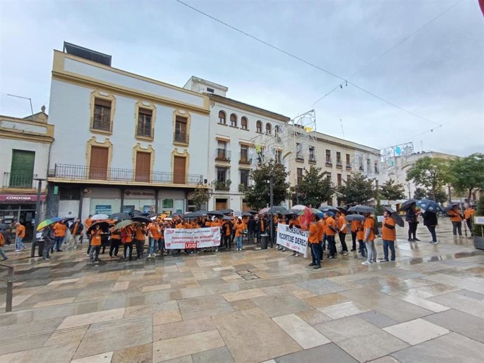 Archivo - Una concentración de protesta de trabajadores de Hitachi ante el Ayuntamiento de Córdoba, en una imagen de archivo.