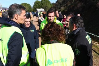 El presidente del Gobierno, Pedro Sánchez; el ministro de Transportes y Movilidad Sostenible, Óscar Puente, y en Adamuz.