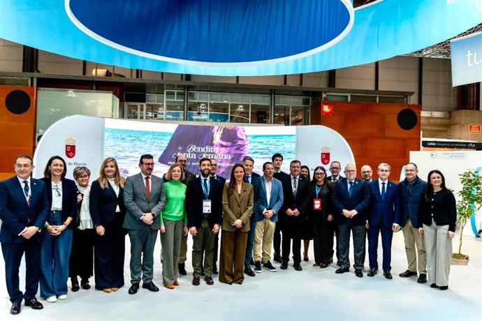 La consejera Carmen Conesa, con los directores generales y representantes de municipios y cofradías en Fitur