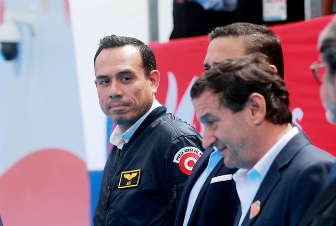 Archivo - November 23, 2025, Lima, PERU: Peruâ€s  President JOSE JERI  (C) next to Limaâ€s Mayor, Renzo Reggiardo (R)  attends a ceremony, at Bolivarianos game in Lima