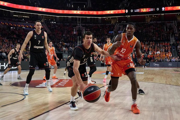 Archivo - Omari Moore (i), del Valencia Basket, pelea un balón con Vladimir Lucic, del Bayern Múnich, durante el duelo de Euroliga disputado este martes en València