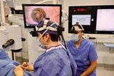 Foto: El Instituto Oftalmológico Fernández-Vega realiza la primera cirugía oftalmológica con 3D inmersivo en España