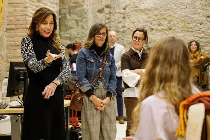 La alcaldesa, Natalia Chueca, con una treintena de jóvenes con ganas de aportar participan en el diseño de las actividades de Zaragoza Joven