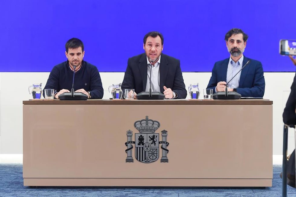 El ministro de Transportes y Movilidad Sostenible, Óscar Puente (c), junto al director de Tráfico de Adif, Ángel García de la Bandera (d), y al director de Operaciones de Renfe, José Alfonso Gálvez (i), durante una rueda de prensa