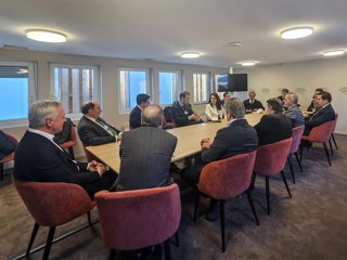 El ministro de Economía, Comercio y Empresa, Carlos Cuerpo, y el ministro para la Transformación Digital y de la Función Pública, Óscar López, se reúnen en Davos con altos ejecutivos de empresas españolas.