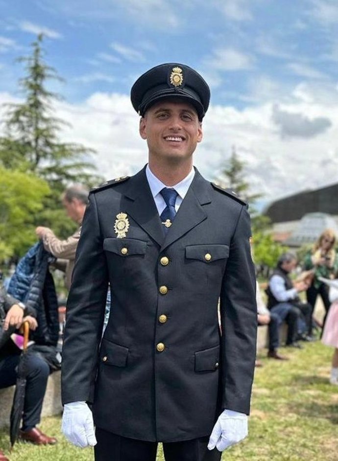 Un agente de la Policía que viajaba a Madrid ayudó a socorrer a otros pasajeros del Iryo y luego del Alvia, tras el accidente ferroviario en Adamuz (Córdoba)