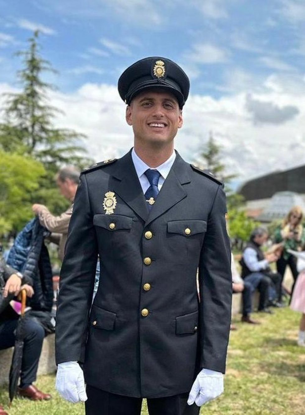 Un agente de la Policía que viajaba a Madrid ayudó a socorrer a otros pasajeros del Iryo y luego del Alvia, tras el accidente ferroviario en Adamuz (Córdoba)