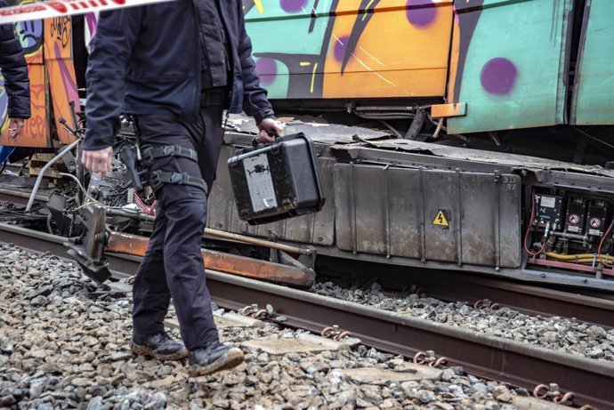 Un técnico trabaja en la zona de la vía dónde tuvo lugar el accidente, en Gelida (Barcelona), donde ayer descarriló un tren de Rodalies por la caída de un muro de contención. 