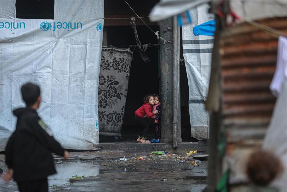 Desplazados palestinos en tiendas de campaña en la Franja de Gaza