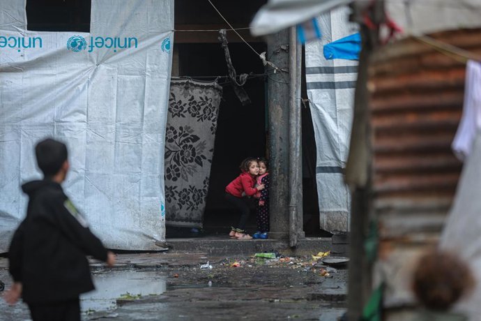 January 20, 2026, Gaza City, Gaza Strip, Palestinian Territory: Displaced Palestinians are living in tents and makeshift shelters in UNRWA schools after Israeli airstrikes destroyed their homes. Restrictions imposed by the Israeli military's ''yellow line