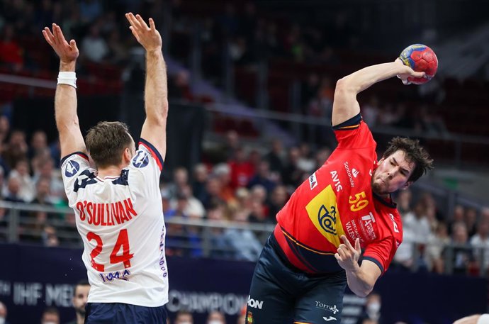 Archivo - 25 January 2023, Poland, Danzig: Spain's Daniel Dujshebaev (R) throws past Norway's Christian O'Sullivan during the Handball World Cup quarterfinal match between Norway and Spain at the Ergo Arena. Photo: Jan Woitas/dpa