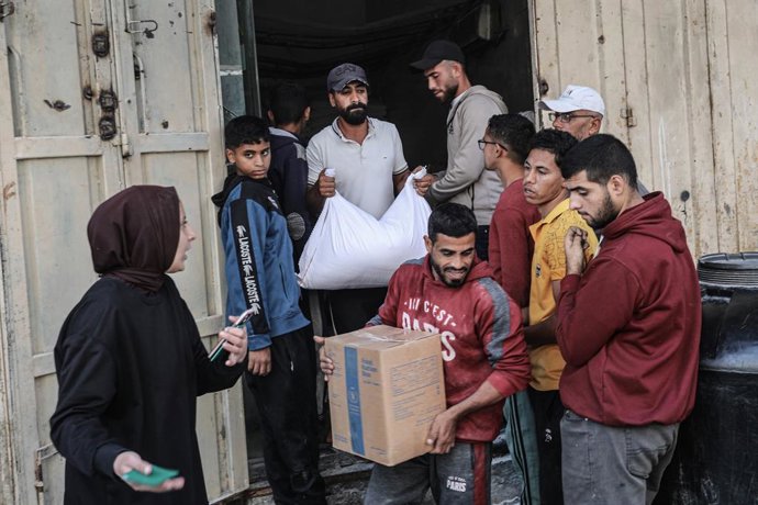 Archivo - November 18, 2025, Bureij Camp, Gaza Strip, Palestinian Territory: Palestinians collects a flour bags provided by the World Food Programme (WFP), at a distribution centre in Al-Bureij Camp, in the centre of the Gaza Strip on November 18, 2025. A