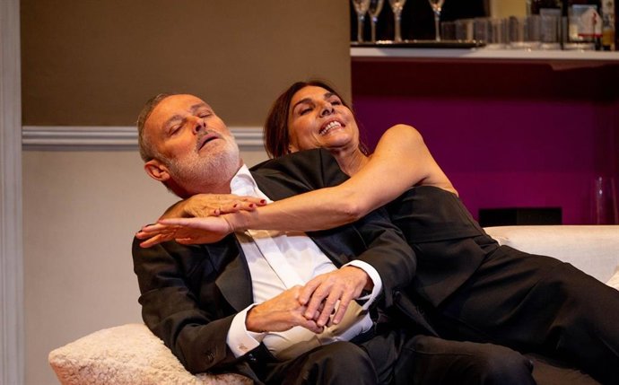 Pastora Vega y Pablo Carbonell llegan al Teatro Flumen de Valencia con Género de Dudas