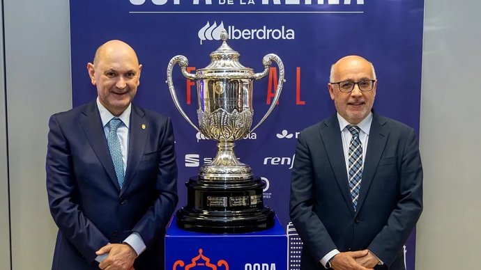 El presidente de la Real Federación Española de Fútbol, Rafael Louzán y el presidente del Cabildo de Gran Canaria, Antonio Morales