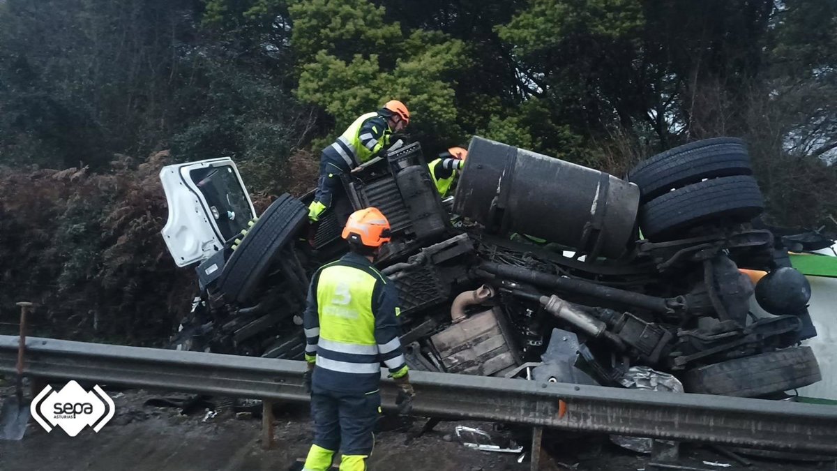 Vuelca otro camión en Carreño, el tercero este miércoles en Asturias