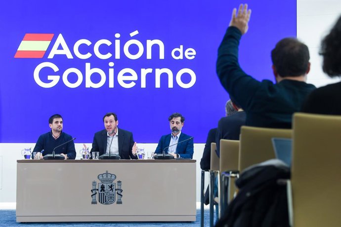 El ministro de Transportes y Movilidad Sostenible, Óscar Puente (c), junto al director de Tráfico de Adif, Ángel García de la Bandera (d), y al director de Operaciones de Renfe, José Alfonso Gálvez (i), durante una rueda de prensa, en el Ministerio de Tra
