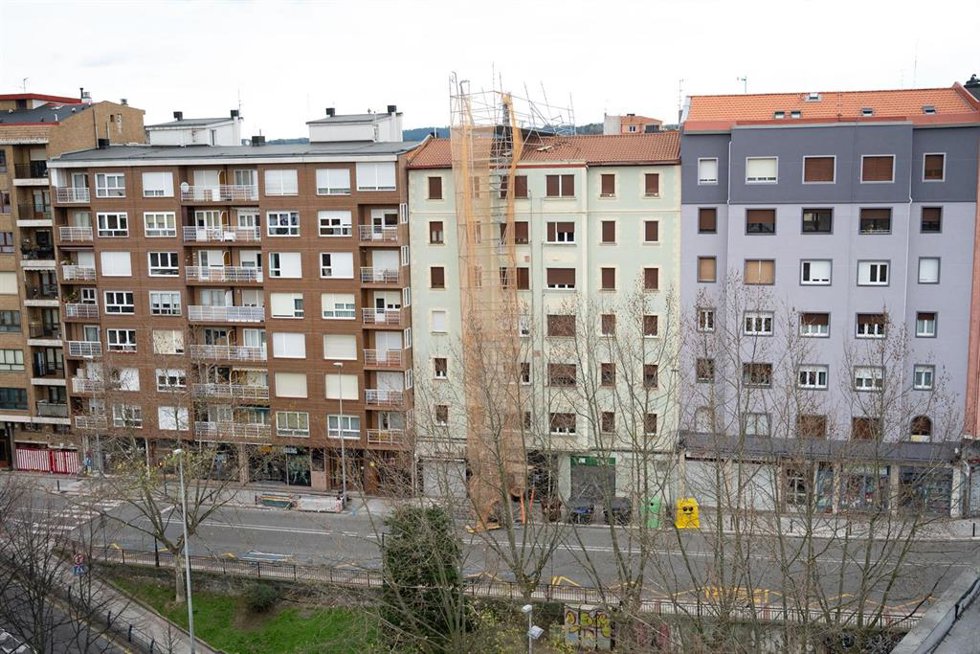 El viento desplaza un andamio de la fachada de un edificio en la calle Landaburu, a 21 de enero de 2026, en Barakaldo (Bizkaia)
