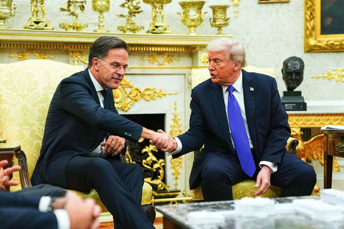 Archivo - October 22, 2025, Washington, District Of Columbia, USA: United States President Donald J Trump shakes hands with Mark Rutte, Secretary General of the North Atlantic Treaty Organization (NATO) as they meet in the Oval Office of the White House i