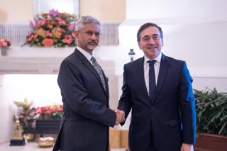 El ministro de Asuntos Exteriores, Unión Europea y Cooperación, José Manuel Albares,  y su homólogo indio, Subrahmanyam Jaishankar, en una reunión en Nueva Delhi, India, el 21 de enero de 2026.