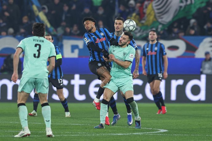 21 de janeiro de 2026, Bergamo, Itália: Ederson, do Atalanta, e Aitor Paredes, do Athletic Bilbao, durante a partida de futebol da Liga dos Campeões da UEFA 25/26 entre o Atalanta B.C. e o Athletic Club Bilbao na New Balance Arena, em Bergamo, Itália - qu