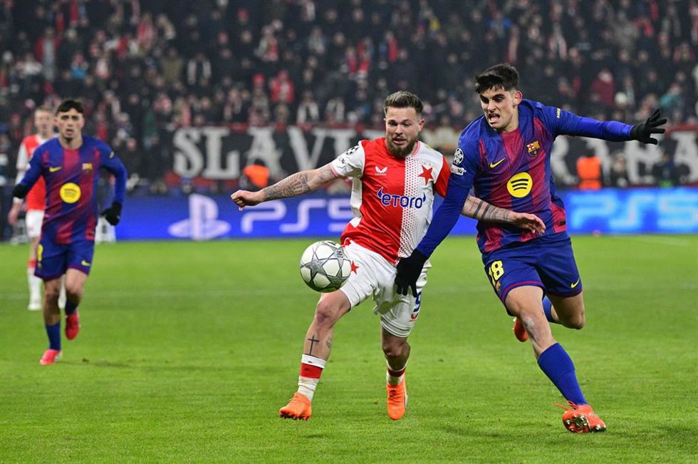 Gerard Martín (derecha), del FC Barcelona, pugna por el balón con Vasil Kuej, del Slavia de Praga, durante el partido de la Liga de Campeones en el Fortuna Arena