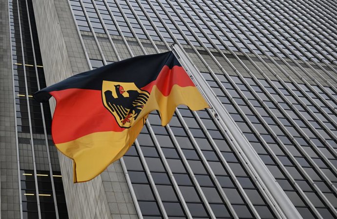 Archivo - FILED - 25 February 2025, Hesse, Frankfurt/Main: The Bundesdienst flag flies in front of the Deutsche Bundesbank headquarters. Photo: Arne Dedert/dpa