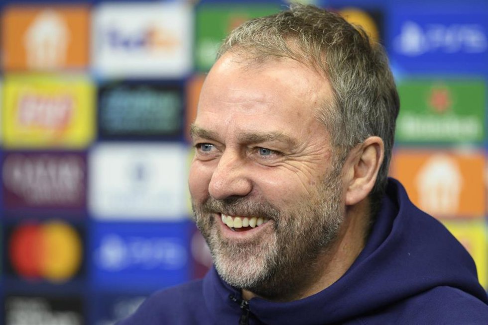 El entrenador del FC Barcelona, Hansi Flick, en rueda de prensa en Praga