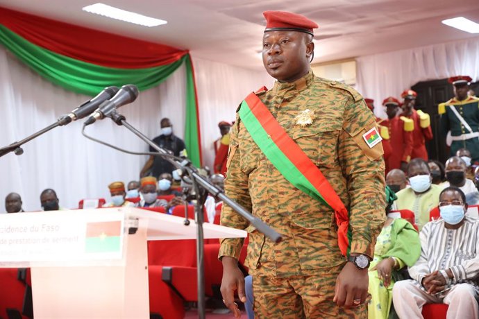Archivo - OUAGADOUGOU, Feb. 16, 2022  -- Lt. Col. Paul-Henri Sandaogo Damiba attends his swearing-in ceremony in Ouagadougou, Burkina Faso, Feb. 16, 2022. Damiba was sworn in as the new president of Burkina Faso on Wednesday.