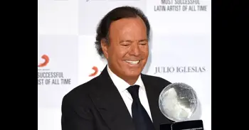 Julio Iglesias publica mensajes de 'WhatsApp' enviados por sus exempleadas para demostrar la "falsedad" de la denuncia