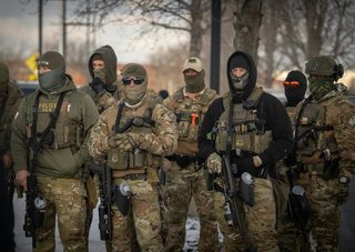 Archivo - Agentes federales desplegados en las proximidades del edificio Bishop Henry Whipple en Fort Snelling, sede del ICE en el estado de Minnesota  