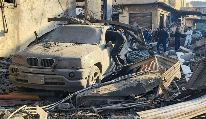 Daños en un coche y una zona industrial por un ataque de Israel en Sidón,  en el sur de Líbano