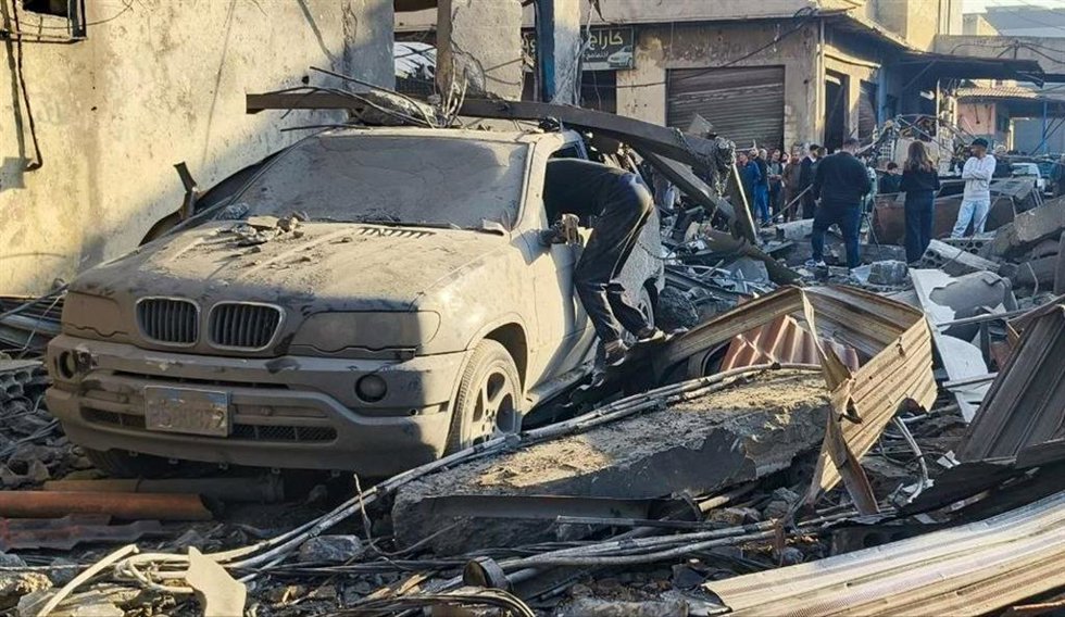 Daños en un coche y una zona industrial por un ataque de Israel en Sidón, en el sur de Líbano
