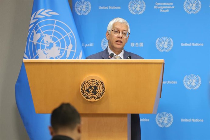 Archivo - October 21, 2025, New York, Ny, USA: UNITED NATIONS, NEW YORK - OCTOBER 21, 2025: United Nations Deputy Spokesperson for the Secretary-General Farhan Haq presides over the daily UN Noon Briefing as Luke David Irving, Chief of the United Nations 