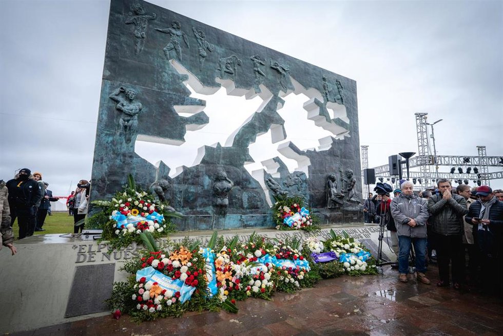 Archivo - Flores depositadas ante una imagen de las Islas Malvinas durante una ceremonia conmemorativa por el 40. aniversario del inicio de la Guerra de las Malvinas entre Argentina y Reino Unido