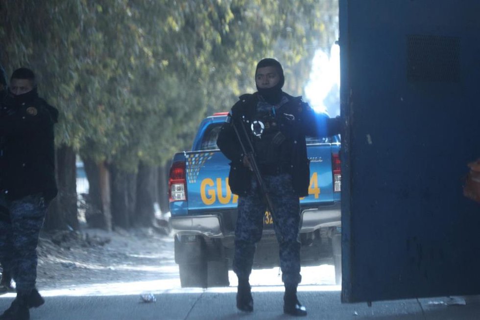 Archivo - Policías custodian la entrada del Centro de Detención de Hombres Fraijanes II, municipio de Fraijanes, Guatemala, tras un motín