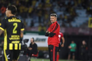 Futbol, Penarol vs Colo Colo Partido amistoso, Serie Rio de la Plata El entrenador de Colo Colo Fernando Ortiz reacciona durante un partido amistoso disputado en el estadio Centenario de Montevideo, Uruguay. 21/01/2026 Gaston