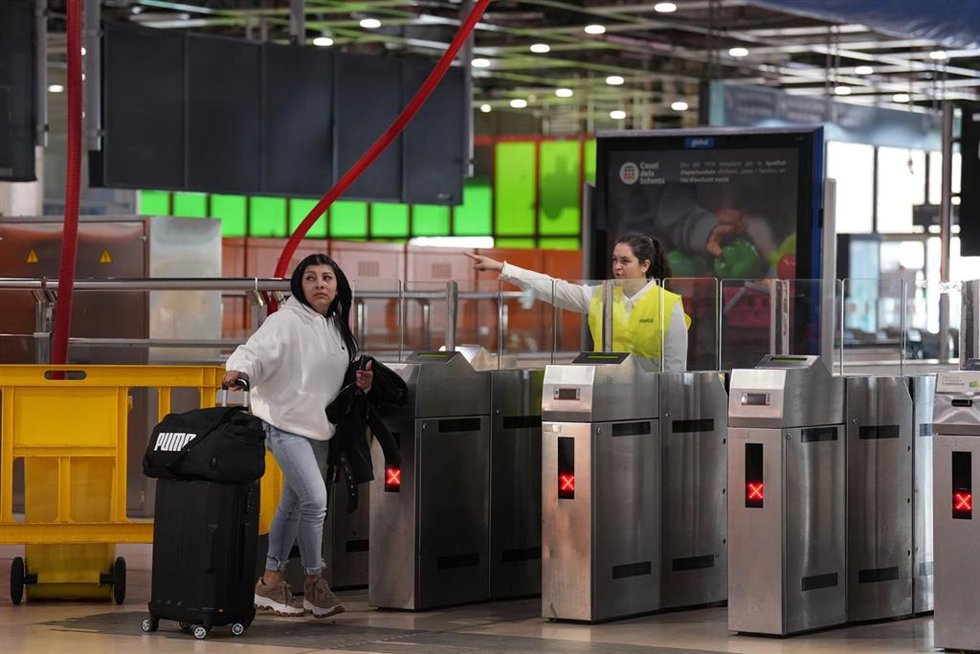 Archivo - Varias personas en la estación de Sants con el servicio de Rodalies suspendido, a 21 de enero de 2026, en Barcelona, Catalunya (España).