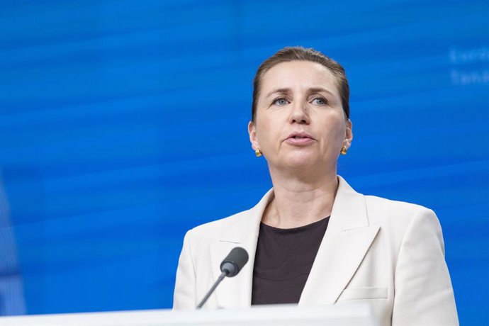 Archivo - Arquivo - A primeira-ministra da Dinamarca, Mette Frederiksen, durante uma coletiva de imprensa em Bruxelas, em dezembro de 2025 (arquivo)