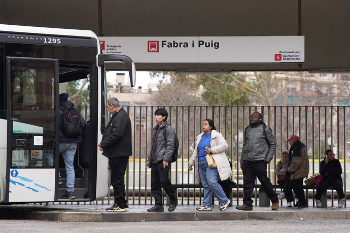 Varias personas en la estación de autobuses Fabra i Puig mientras continúa la suspensión del servicio de Rodalies, a 22 de enero de 2026, en Barcelona, Catalunya (España).