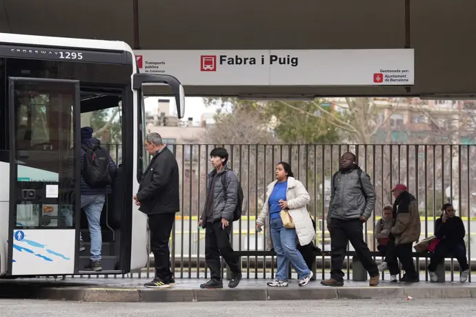 Varias personas en la estación de autobuses Fabra i Puig, mientras continúa la suspensión del servicio de Rodalies, a 22 de enero de 2026, en Barcelona, Catalunya (España).
