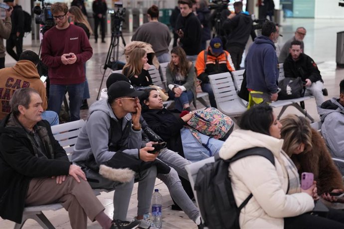 Varias personas en la estación de Sants con el servicio de Rodalies suspendido, a 21 de enero de 2026, en Barcelona, Catalunya (España)