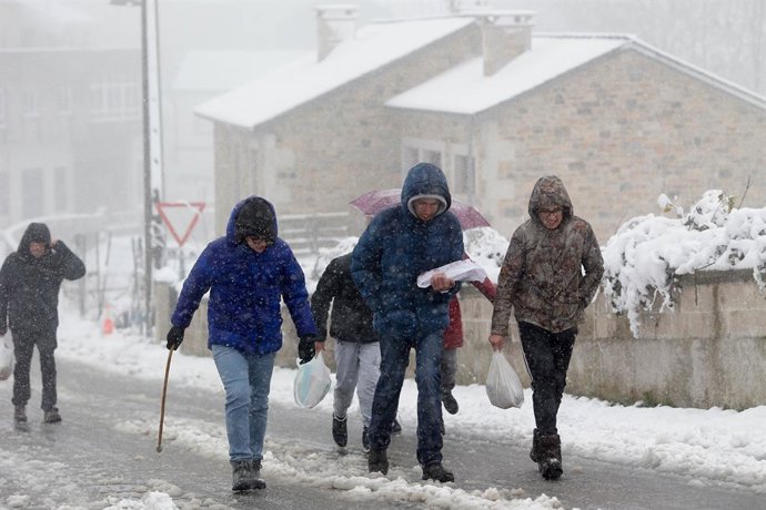 Archivo - Varias personas pasean por la nieve, a 9 de diciembre de 2024, en Pedrafita do Cebreiro, Lugo, Galicia (España). Un total de 12 comunidades autónomas están hoy en riesgo (alerta amarilla) por nieve, lluvias, oleaje y fuertes rachas de viento, en
