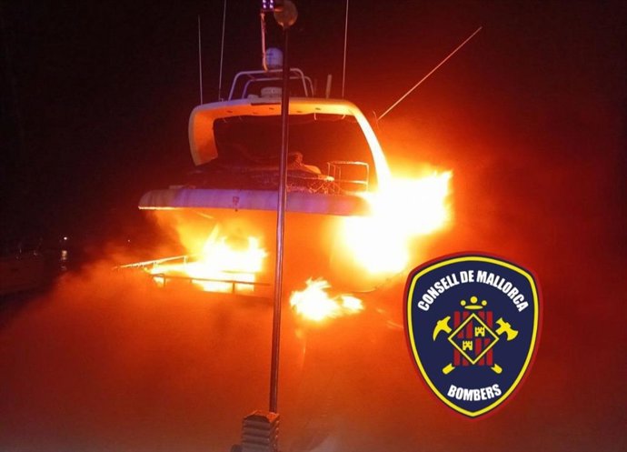 Arde un velero de 18 metros en s'Arenal.