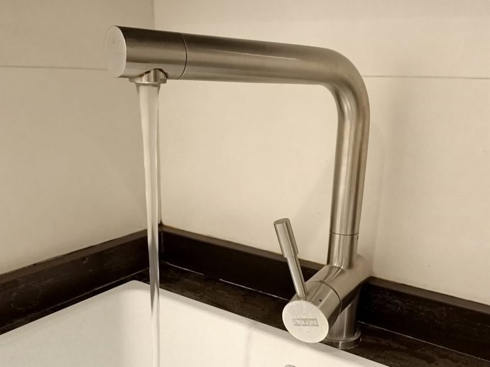 Agua manando de un grifo